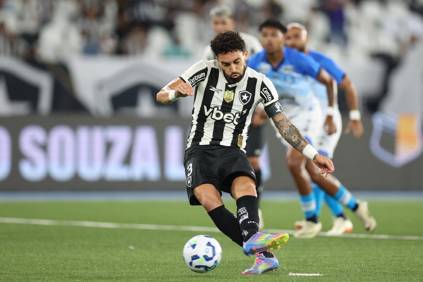 Alex Telles marcou um dos gols do Glorioso - 