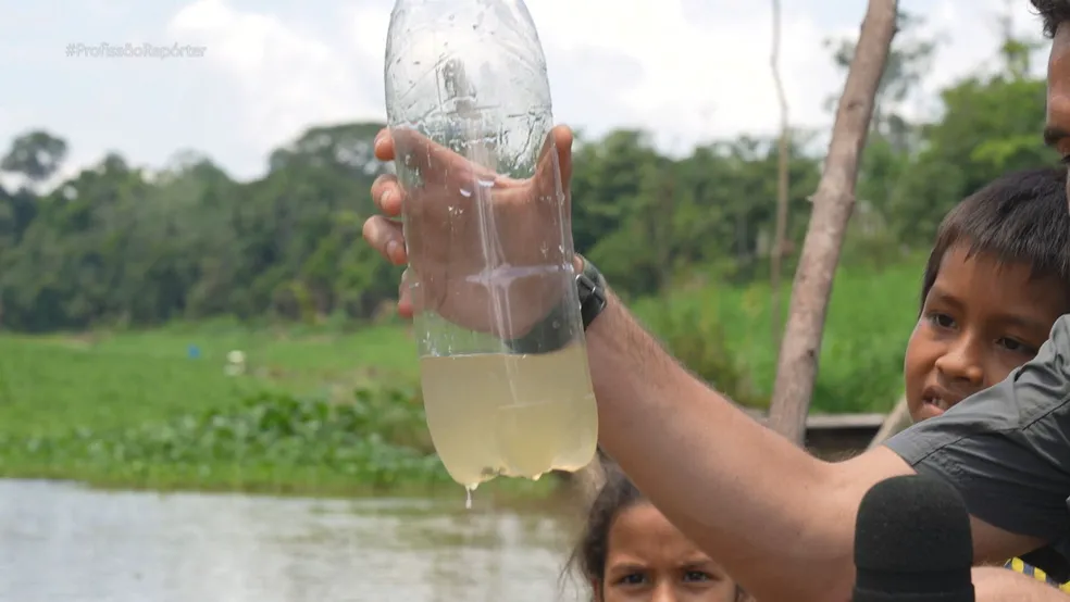 Contaminação da água por mercúrio, devido à mineração ilegal, na região.