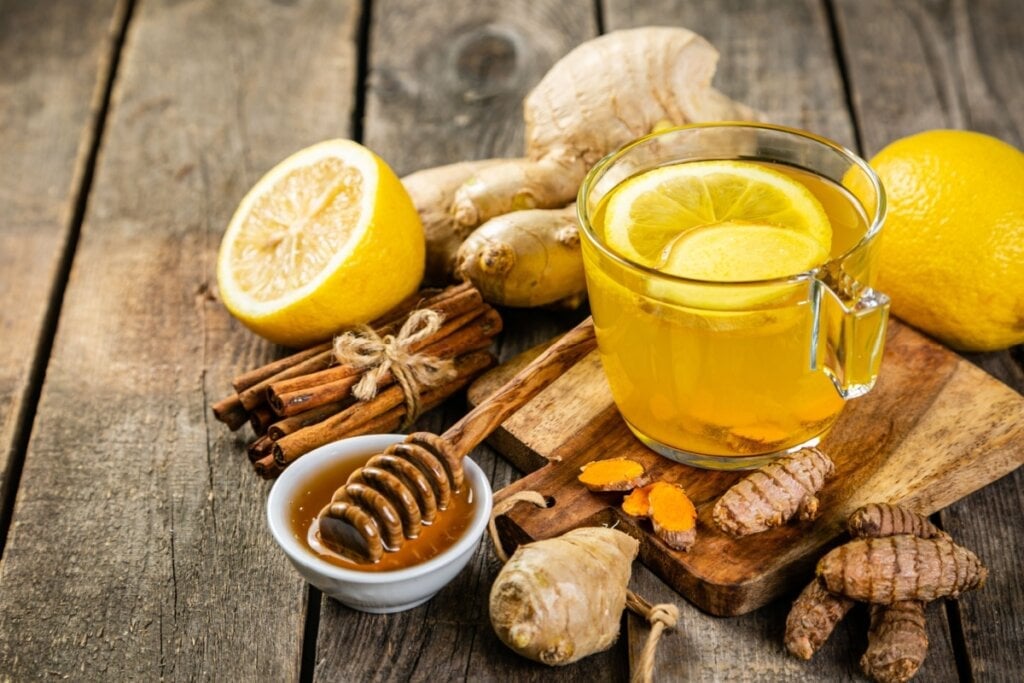 Chá de gengibre, canela e açafrão-da-terra (Imagem: Oleksandra Naumenko | Shutterstock)