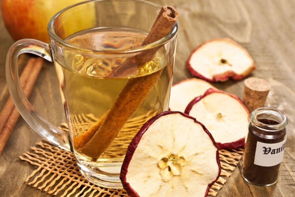 Chá de maçã e canela (Imagem: PhotoSGH | Shutterstock)