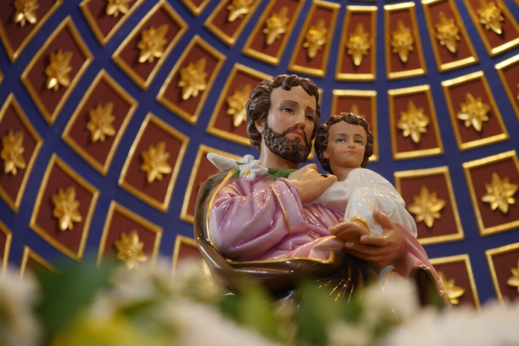 São José é venerado por sua fidelidade a Deus e seu papel na criação e proteção de Jesus (Imagem: Mminnano | Shutterstock) 