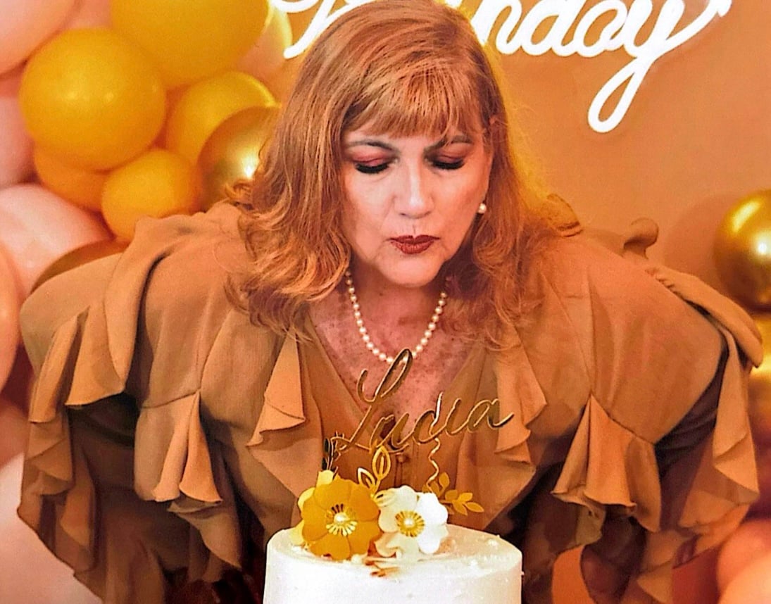 Lucia Regina Fontelles, feliz, apagando mais uma velhinha