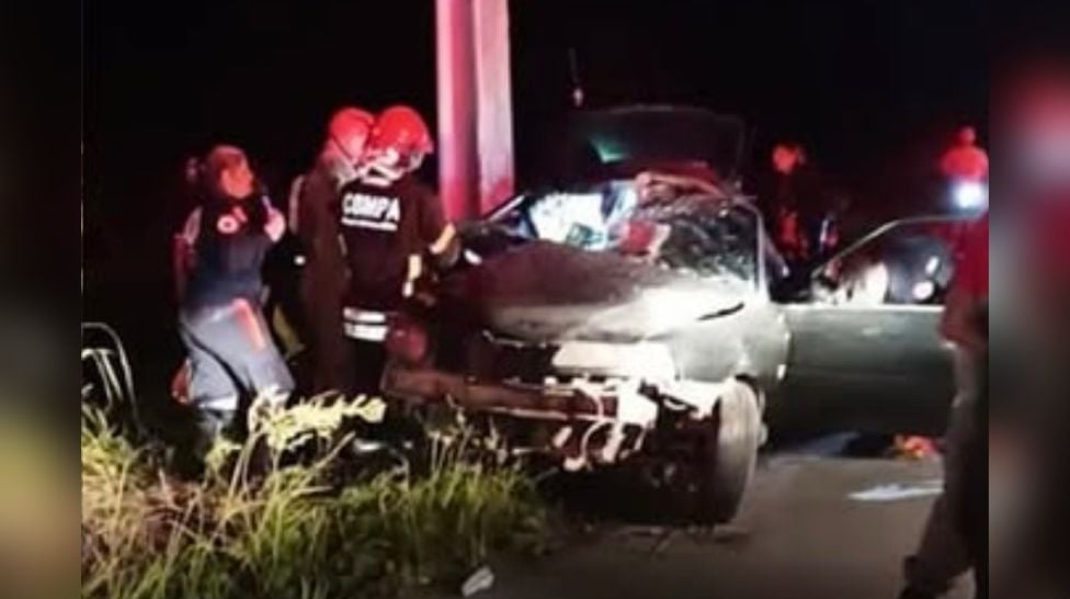 Momento que agentes do Corpo de Bombeiros fazem o resgate das vítimas.