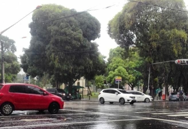O feriado do Dia do Trabalho, 1º de maio, amanheceu com um sol tímido com previsão de chuva a qualquer momento.