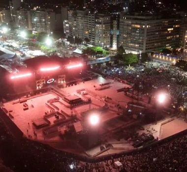 Imagem - Fãs tentam invadir proteção da área VIP durante ensaio de Lady Gaga no RJ