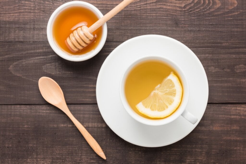 Chá detox de limão-siciliano com mel (Imagem: Bon Appetit | Shutterstock)