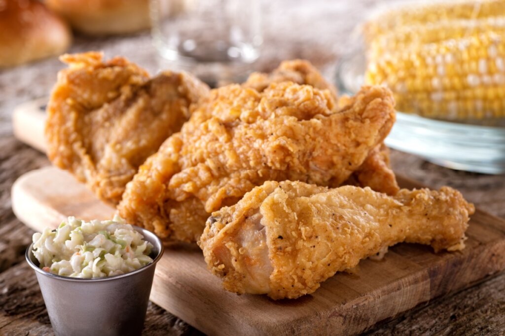 Coxa de frango empanada (Imagem: Foodio | Shutterstock)