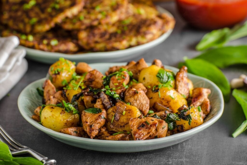 Frango grelhado com batata e folhas de taioba (Imagem: Stepanek Photography | Shutterstock)