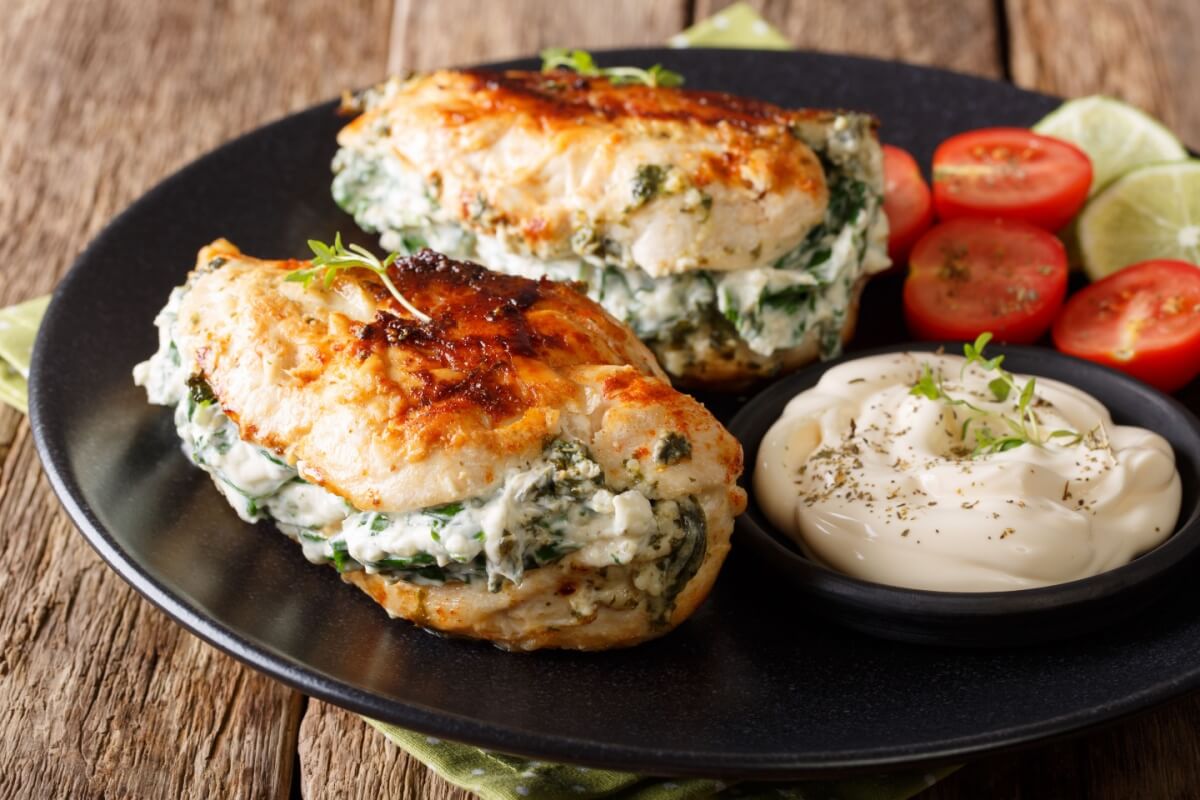 Frango recheado com ricota e espinafre (Imagem: AS Foodstudio | Shutterstock)