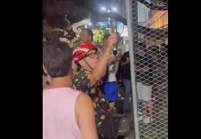 Idoso tenta ‘exorcizar’ fãs da Lady Gaga no Rio. 