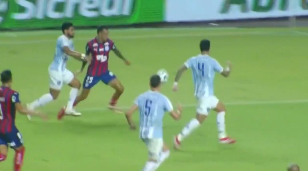 Lance polêmico aos 40 minutos do 1º tempo -
