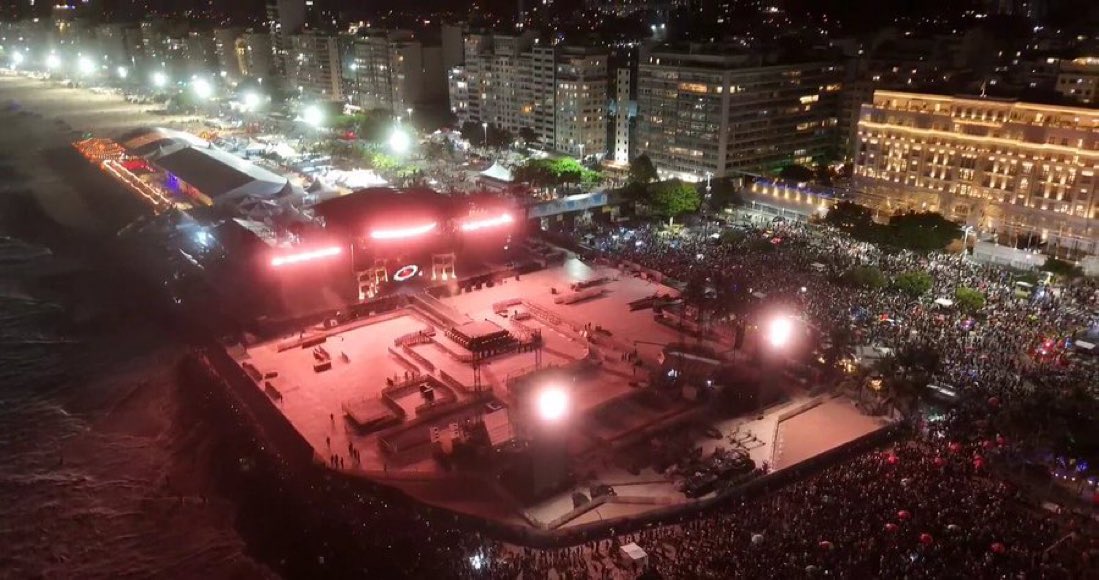 Multidão se juntou para ver o ensaio da cantora -