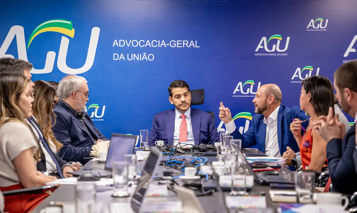 (O Instituto Nacional do Seguro Social (INSS) está elaborando uma proposta de Plano de Ressarcimento Excepcional para os aposentados e pensionistas que foram vítimas de descontos não autorizados por entidades associativas.)