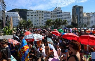 Fãs de Lady Gaga acampam nas areias de Copacabana para ver show