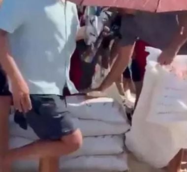 Imagem - Lady Gaga no Rio: ambulantes de Copacabana vendem sacos de areia a R$ 25 para fãs
