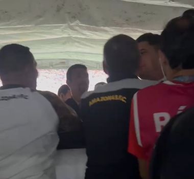 Imagem - Confusão: dirigentes do Amazonas partem para cima da arbitragem alegando pênalti não marcado contra o Remo