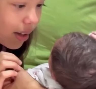 Imagem - Primeiro encontro entre irmãs emociona a web; assista