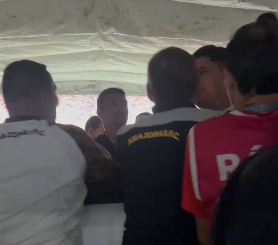 Imagem - Confusão: dirigentes do Amazonas partem para cima da arbitragem alegando pênalti não marcado contra o Remo