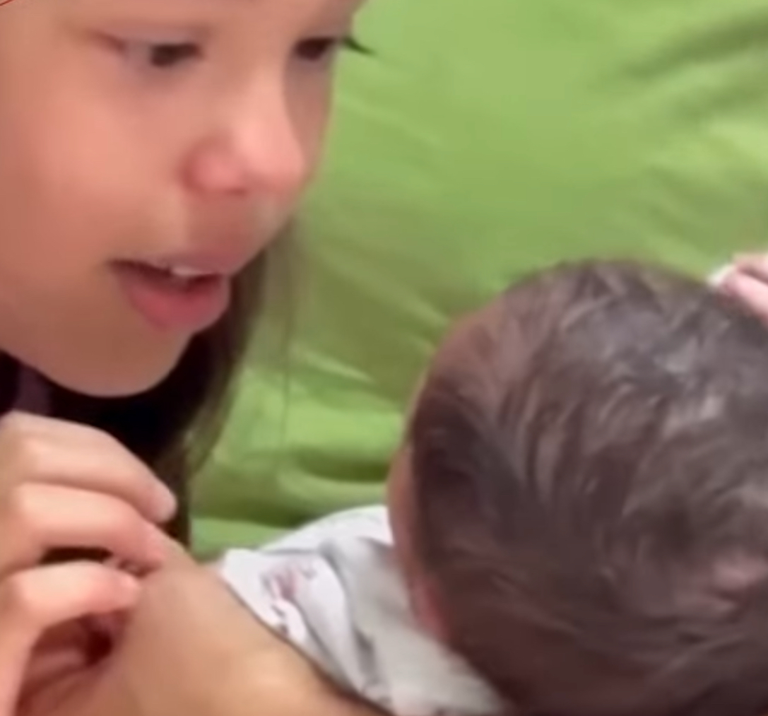 Imagem - Primeiro encontro entre irmãs emociona a web; assista