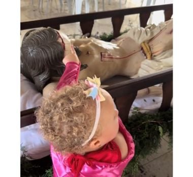 Imagem - Criança se sensibiliza com imagem de Jesus sangrando: ‘liga pro meu papai, ele é médico’; assista