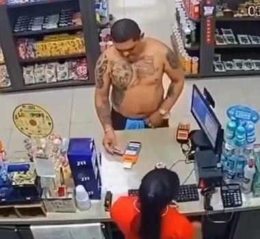 Imagem - Homem joga bebida em funcionária de uma loja de conveniência e leva socos de outro cliente