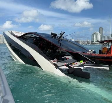 Imagem - Iate naufraga em Miami Beach e mais de 30 pessoas são resgatadas