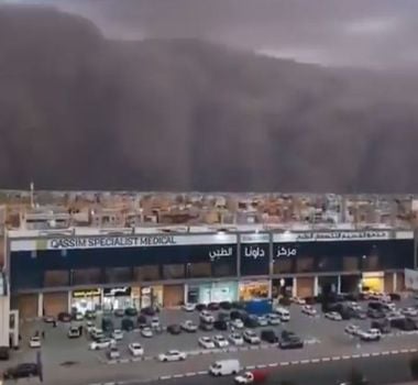 Imagem - Vídeo: tempestade de areia transforma dia em noite e engole cidade na Arábia Saudita