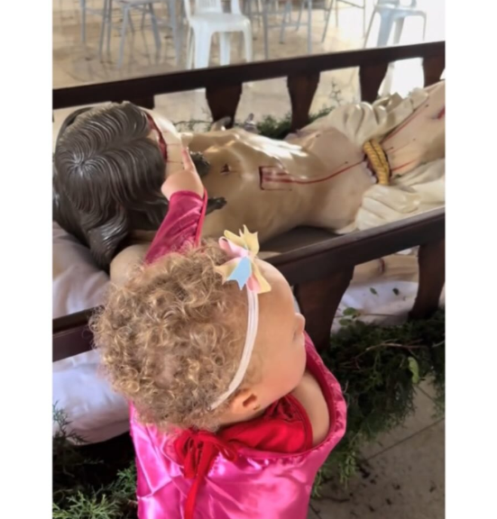 Imagem - Criança se sensibiliza com imagem de Jesus sangrando: ‘liga pro meu papai, ele é médico’; assista