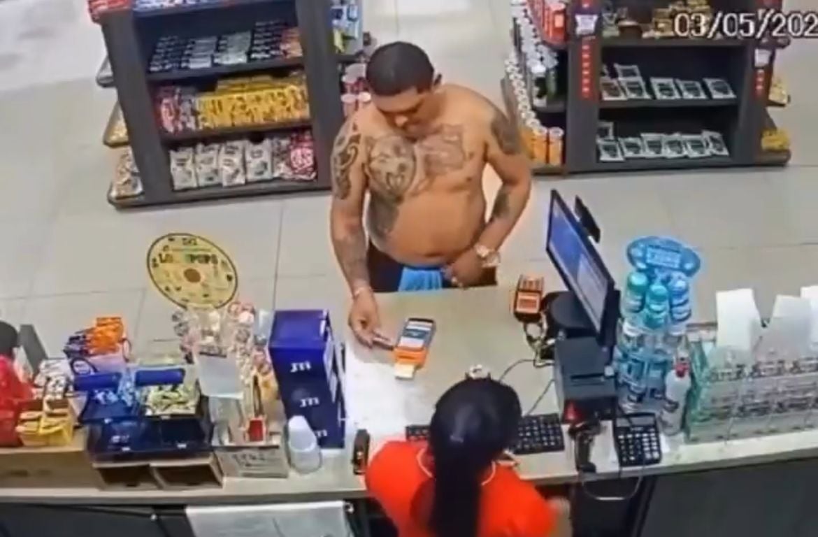Homem joga bebida em funcionária de uma loja de conveniência e leva socos de outro cliente