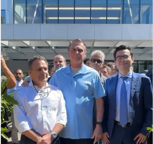 (Jair Bolsonaro no centro)
