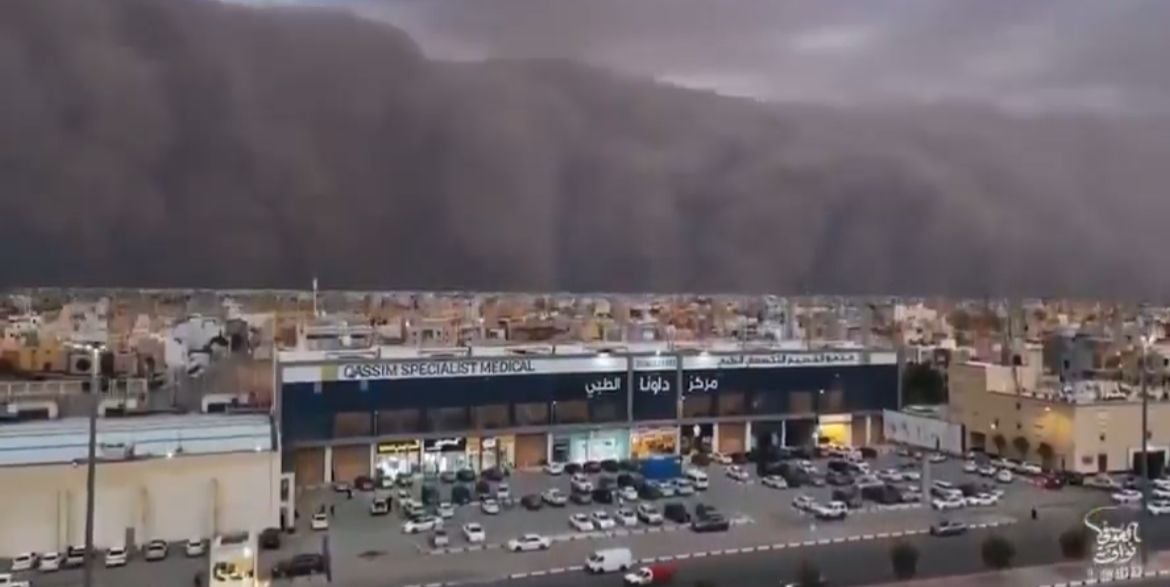Vídeo: tempestade de areia transforma dia em noite e engole cidade na Arábia Saudita