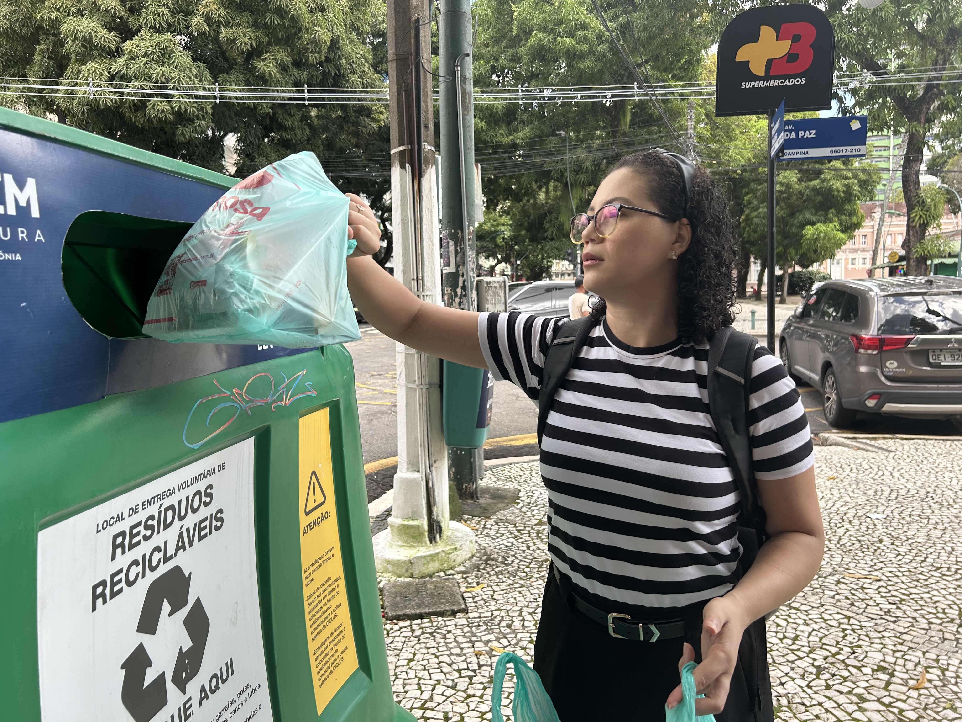 Alcione pratica a separação de recicláveis e comemorou o fato de um LEV ter sido instalado em frente ao seu trabalho.