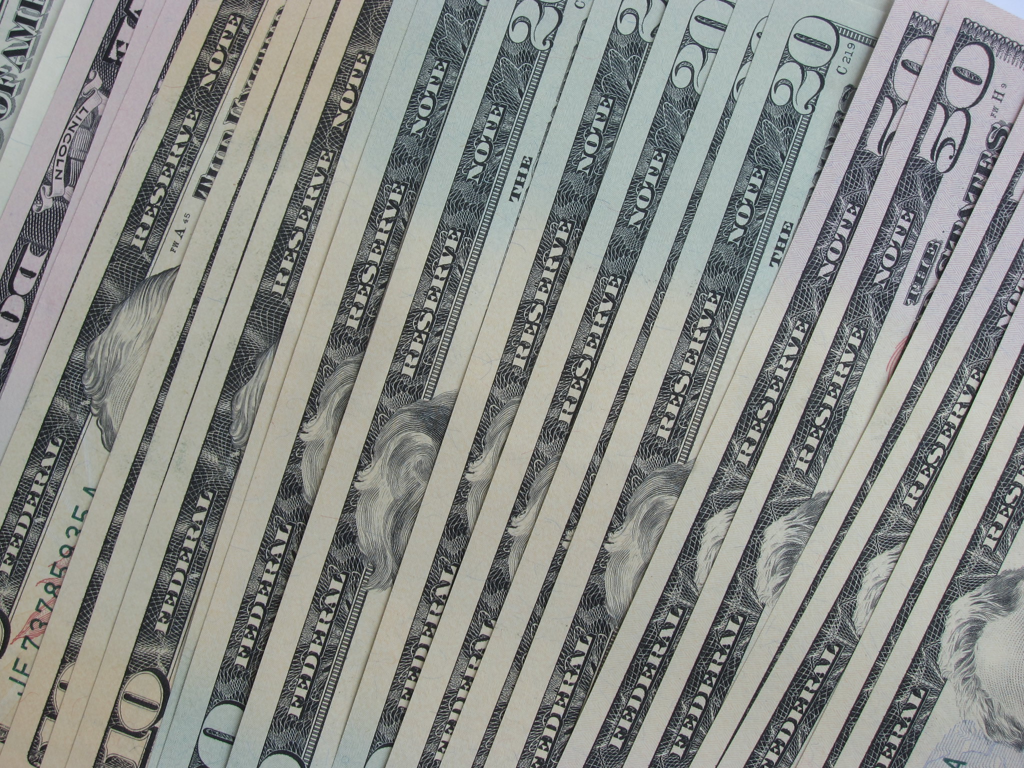 Imagem - Dólar sobe para R$ 5,68 com dados fortes da economia dos EUA; confira