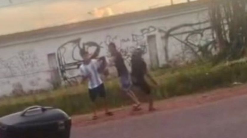 Dois homens discutem e se agridem na estrada da Maracacuera, no distrito de Icoaraci, em Belém.