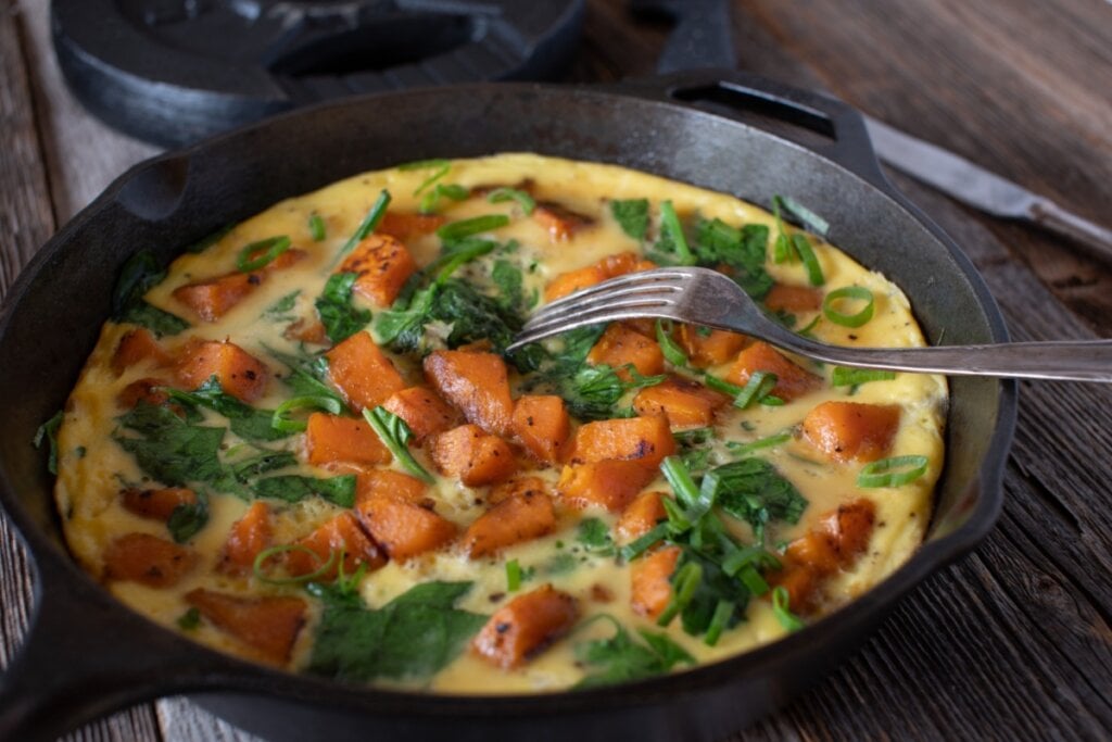 Omelete de batata-doce com espinafre (Imagem: Angélica Heine | Shutterstock) 