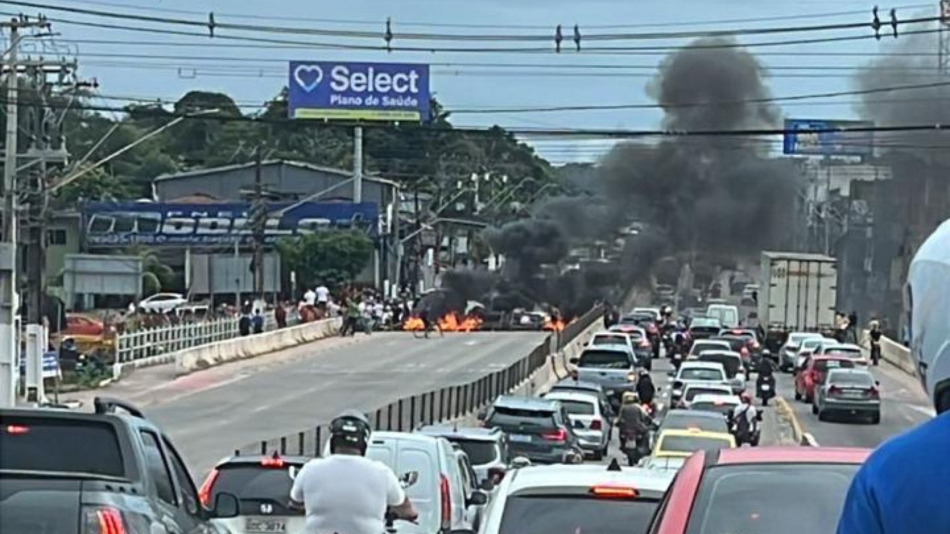 Imagem - Em protesto contra falta de energia, moradores interditam Avenida Júlio César; assista