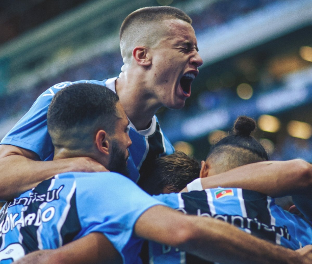 Imagem - Grêmio vence Santos por 1 a 0 e respira fora da zona de rebaixamento do Brasileirão