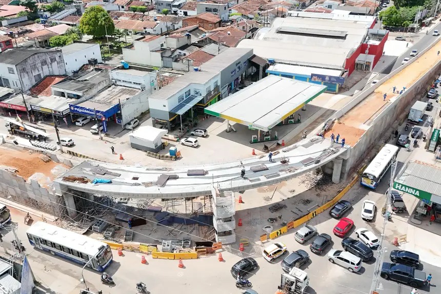 A construção do viaduto na Avenida Mário Covas com a Avenida Três Corações avança para mais uma etapa. 