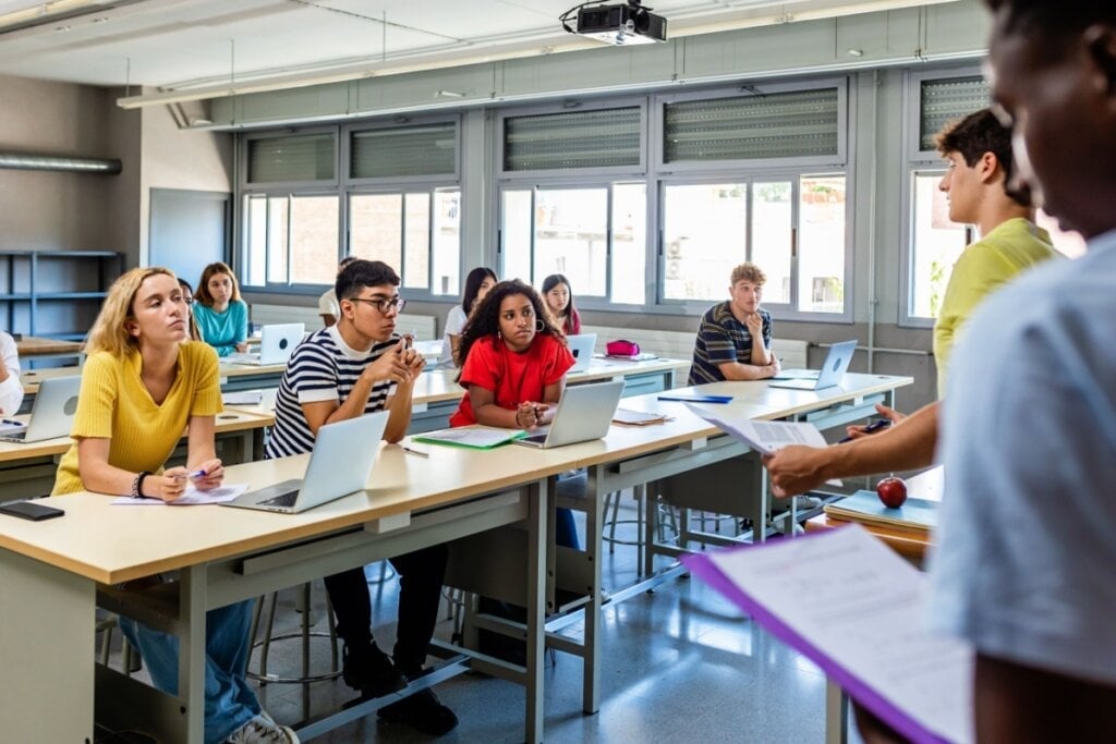 As escolas devem promover atividades que estimulem o conhecimento de temas sobre o meio ambiente (Imagem: Xavier Lorenzo | Shutterstock) 