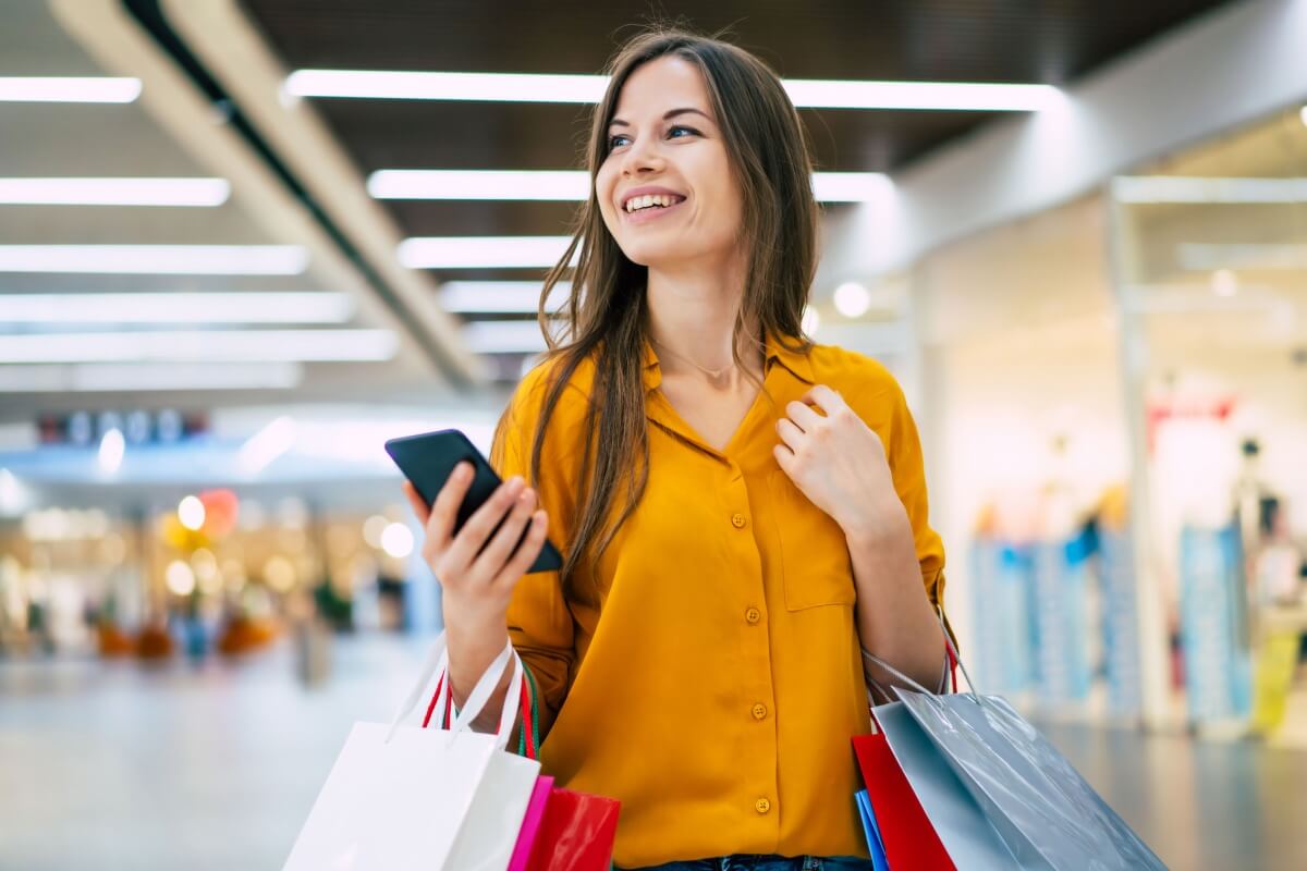 É necessário planejamento para realizar as compras do Dia das Mães sem se endividar (Imagem: My Ocean Production | Shutterstock)