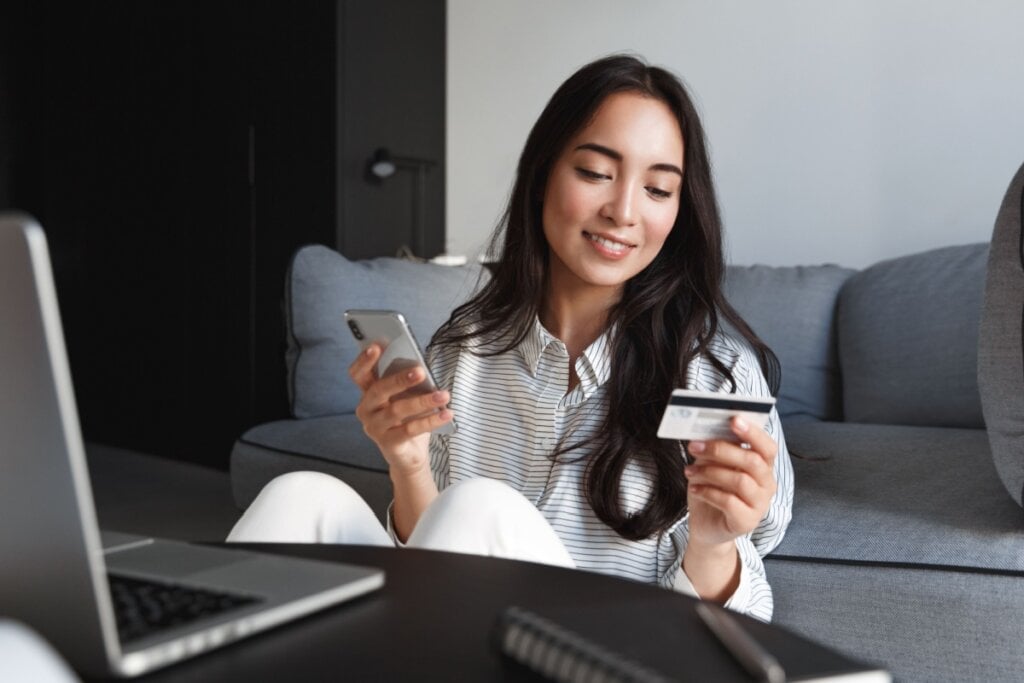 Os presentes podem comprometer até 5% da renda mensal (Imagem: Lyubov Levitskaya | Shutterstock)