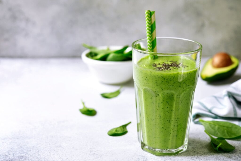 Vitamina de abacate, espinafre e chia (Imagem: Liliya Kandrashevich | Shutterstock)