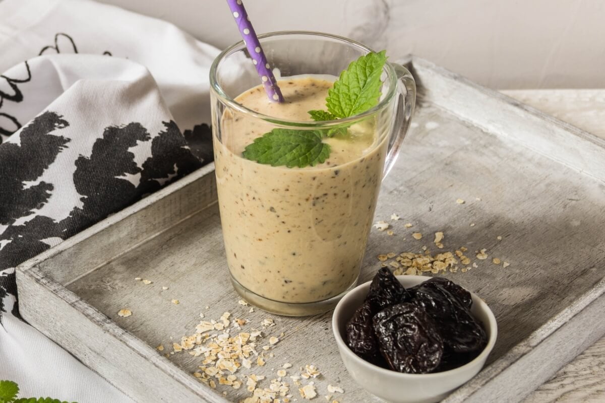 Vitamina de banana com ameixa seca (Imagem: Alieva Liubov | Shutterstock)