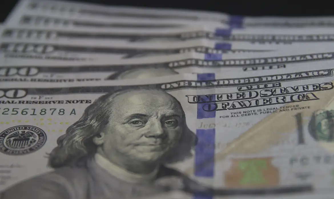 O dólar ultrapassou os R$ 5,70, e a bolsa fechou estável após desacelerar ao longo do dia.