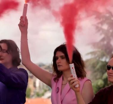 Imagem - Ativistas católicas usam fumaça rosa em protesto contra conclave exclusivamente masculino