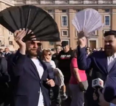 Imagem - Brasileiro é flagrado 'batendo' leque em meio ao conclave no Vaticano; veja vídeo