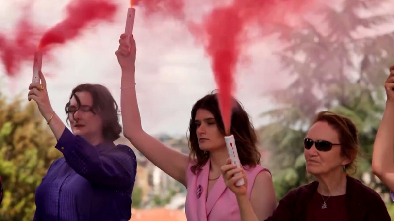 Imagem - Ativistas católicas usam fumaça rosa em protesto contra conclave exclusivamente masculino