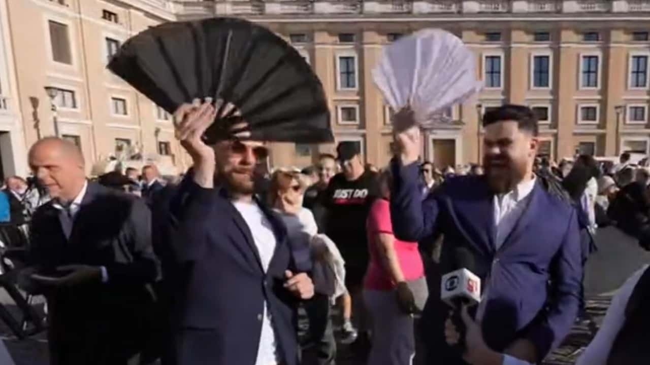 Imagem - Brasileiro é flagrado 'batendo' leque em meio ao conclave no Vaticano; veja vídeo