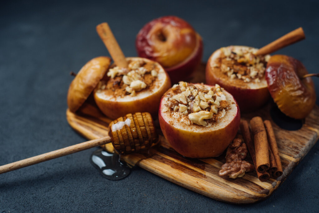 Maçã assada com canela e nozes (Imagem: Tamara Magdyk | Shutterstock)