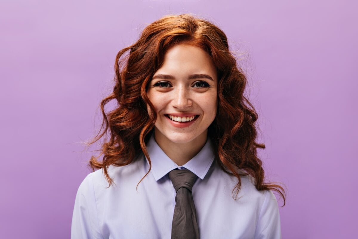 O cabelo ruivo, para se manter saudável, precisa de cuidados especiais (Imagem: Look Studio | Shutterstock) 